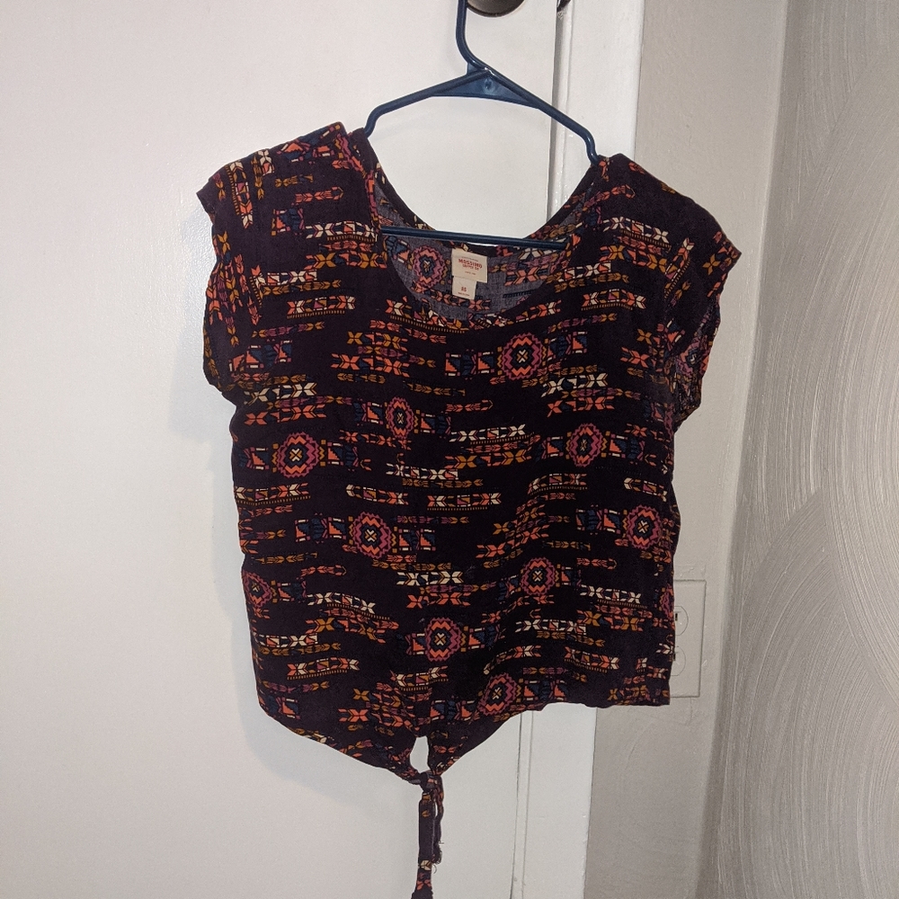 Short Sleeved Shirt with knot in the front